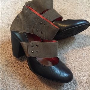 Esska rounded toe black and brown heels sz 8